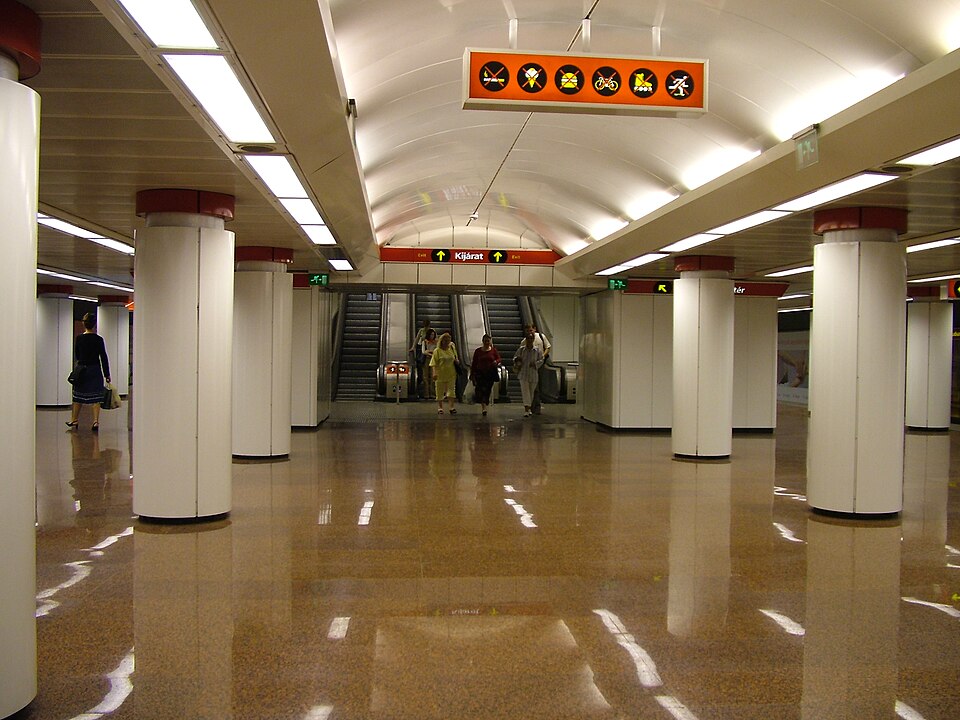 Kossuth Lajos tér metro station