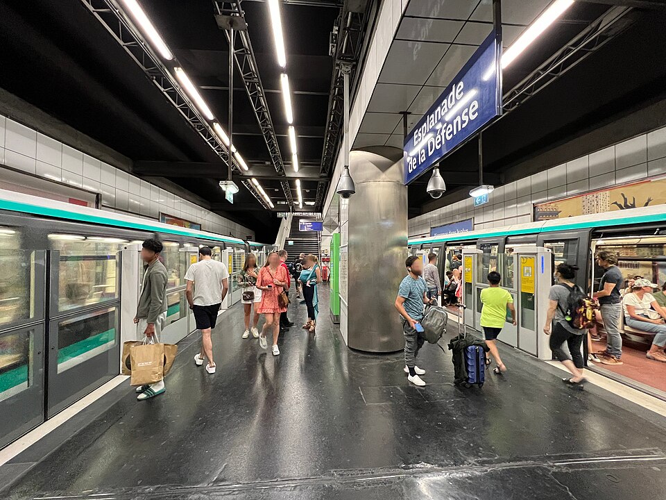 Esplanade de La Défense station